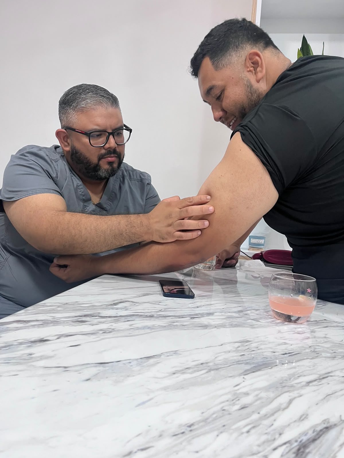 Dr. Daniel Martínez Ríos durante una valoración médica